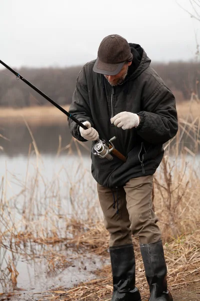 Spinning Player White Gloves Fills Fishing Line Spinning Rod Reel — Stockfoto