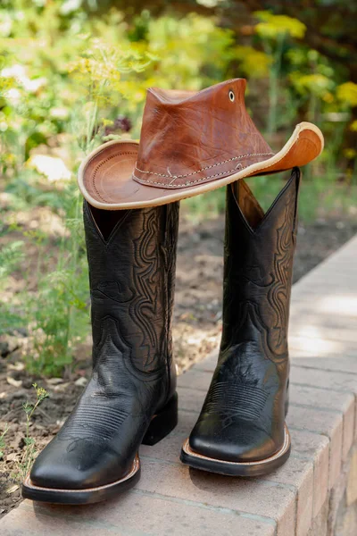 Amerikaanse Boer Accessoires Zwarte Mannen Cowboy Stijl Leren Laarzen Staan Rechtenvrije Stockafbeeldingen