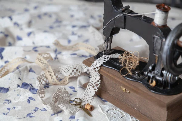 Vintage Manual Sewing Machine Skein Thread White Fabric Background Blue — Stock Photo, Image