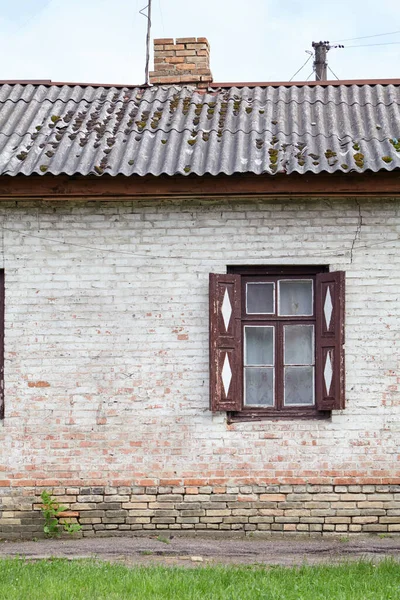 Egy Egyemeletes Ház Fala Csempézett Tetővel Nyitott Ablakkal Egy Nyári — Stock Fotó
