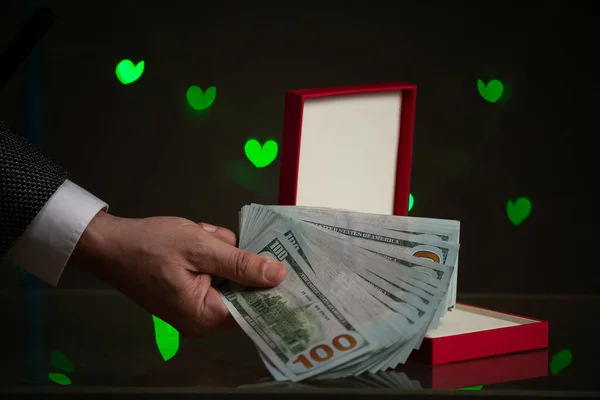 Δώρο Του Αγίου Βαλεντίνου Ένα Χέρι Κρατάει Ένα Μάτσο Δολάρια — Φωτογραφία Αρχείου