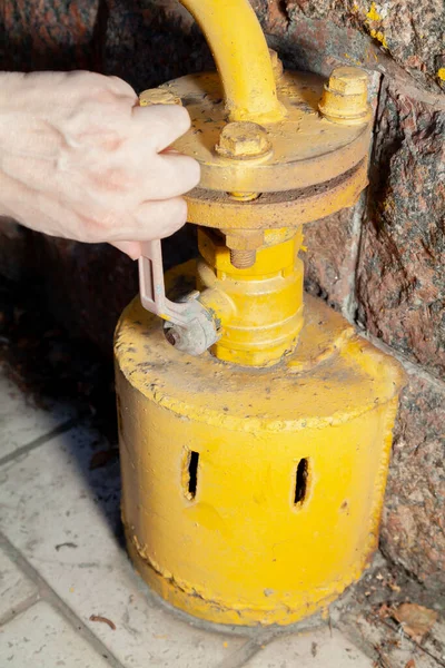 Hand Opens Faucet Natural Gas Supply House — Fotografia de Stock
