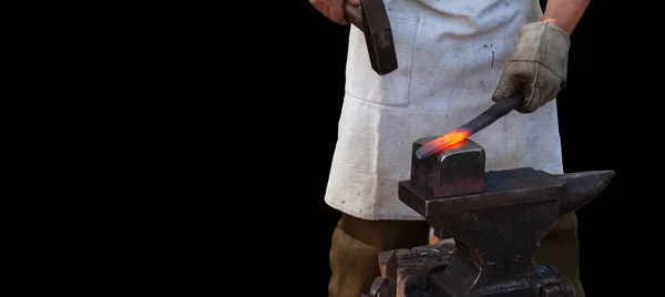 Handgesmeed Metaal Blacksmith Linkerhand Een Handschoen Houdt Een Metalen Billet — Stockfoto