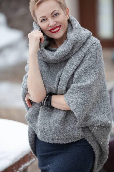 Hermosa Rubia Con Corte Pelo Corto Suéter Caliente Está Pie —  Fotos de Stock