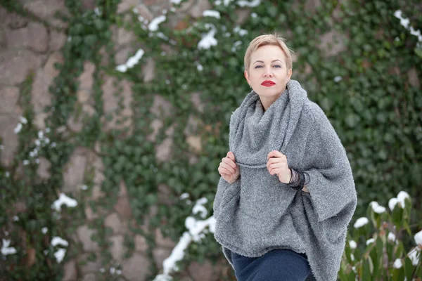 Mooie Blonde Een Warme Trui Staat Een Winterdag Binnenplaats Achtergrond — Stockfoto