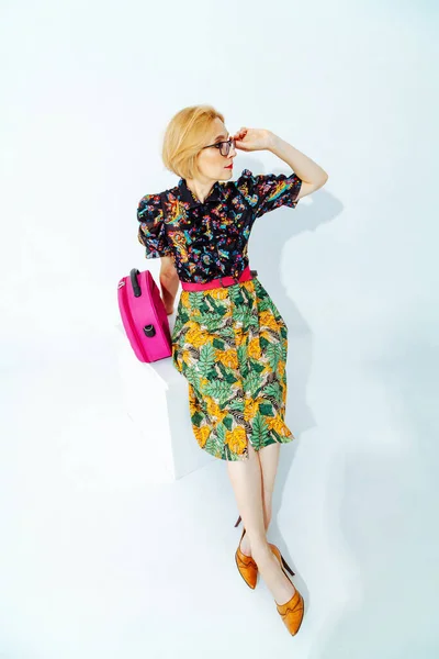 Stylish Blonde Woman Short Haircut Skirt Green Floral Print Sits — Stock Photo, Image