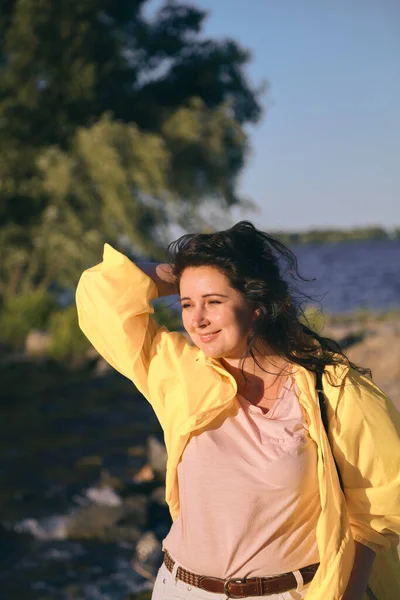 Retrato Una Chica Bonita Con Pelo Largo Rojo Una Chaqueta — Foto de Stock