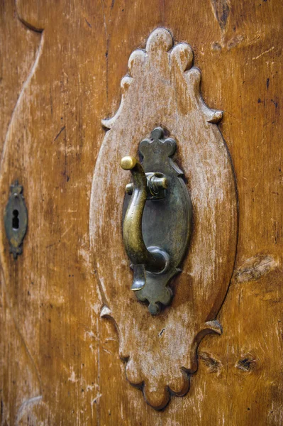 Porta velha batedor — Fotografia de Stock