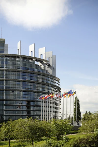 Parlement européen avec drapeaux — Photo
