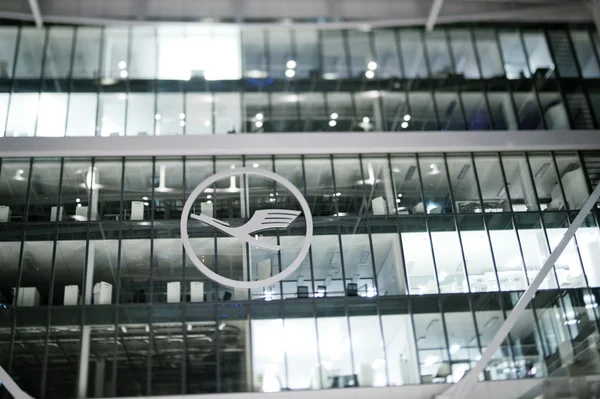 Lufthansa logo in Franfurt Airport — Stock Photo, Image