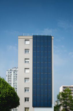 bir bina üzerinde güneş Santrali