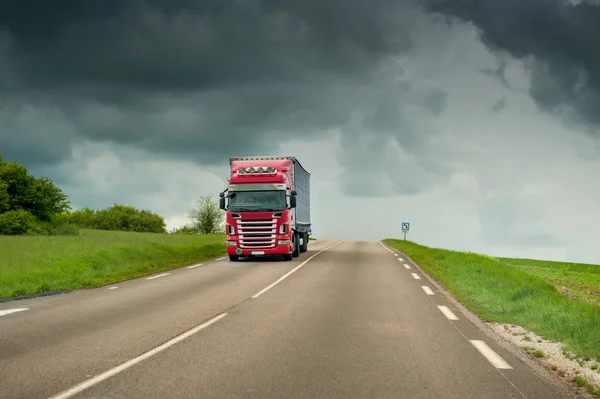 LKW auf Autobahn — Stockfoto