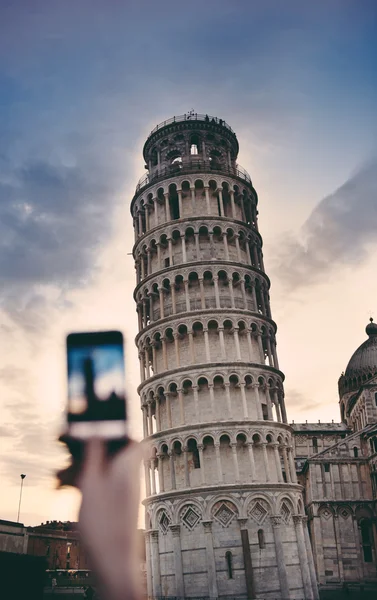En turist som fotograferer i Pisa Tower. – stockfoto