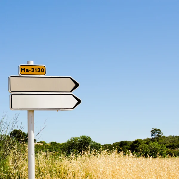 Empty road sign in the field — Stock Photo, Image