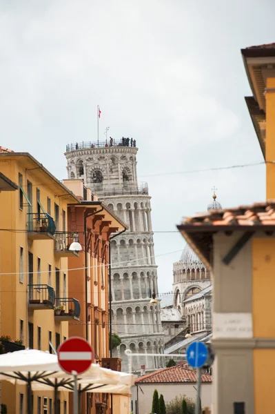 Pisa street and Leaning Tower — Stock Photo, Image