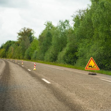 karayolu üzerinde gevşek çakıl