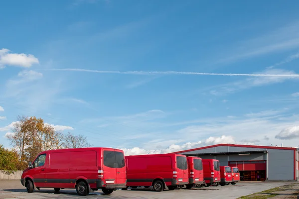 Truk merah di gudang — Stok Foto