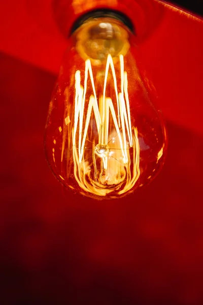 Red light bulb glowing — Stock Photo, Image