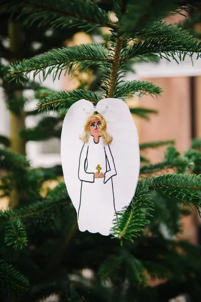 Рождественский ангел из использованного картона — стоковое фото