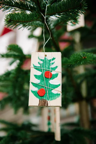 Décoration d'arbre de Noël dans un style enfantin — Photo