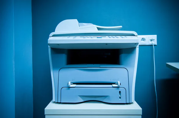 Принтер в офисе — стоковое фото