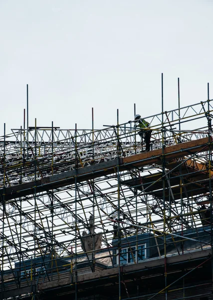 Arbeiter auf Baugerüsten — Stockfoto