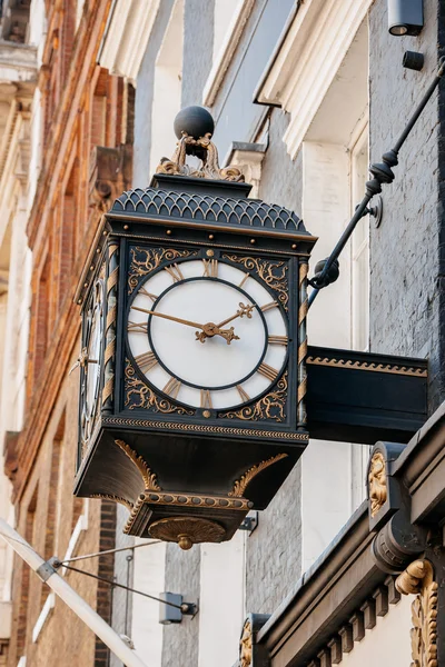 Gamla klocka på avenyerna i london — Stockfoto