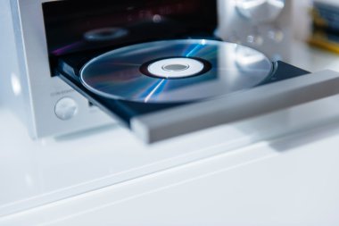 CD çalar ile açık tepsi ve disk içinde
