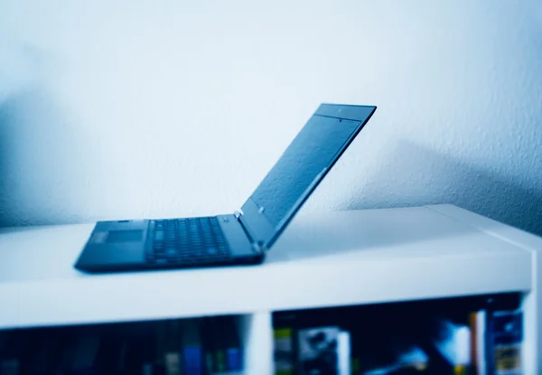 Laptop no interior moderno — Fotografia de Stock