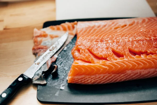 Čerstvého syrového lososa v kuchyni — Stock fotografie