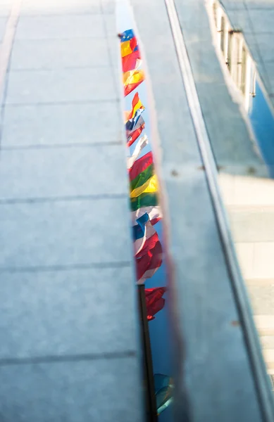 Bandeiras da UE refletidas na poça — Fotografia de Stock
