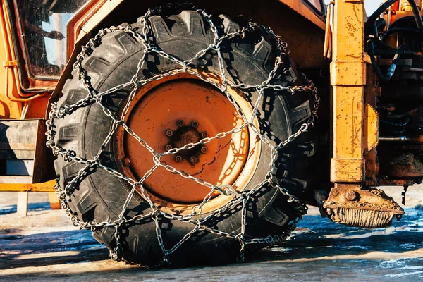 Correntes de neve no pneu tractor — Fotografia de Stock