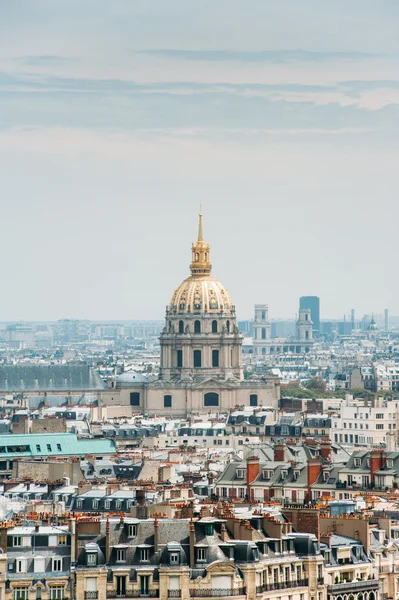L 'Hotel National des Invalides над Парижем — стоковое фото