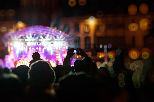 Fotografiar con smartphone durante un concierto público — Foto de Stock