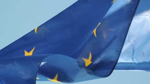 Флаг ЕС перед зданием парламента, Страсбург — стоковое видео