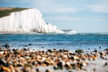 Beyaz tebeşir kayalıklarla