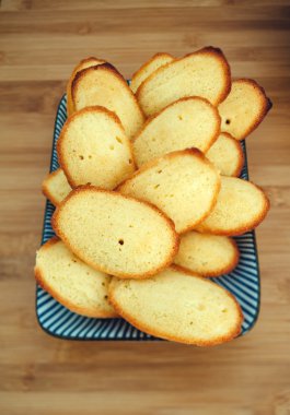 blue bir tabakta Madeleine