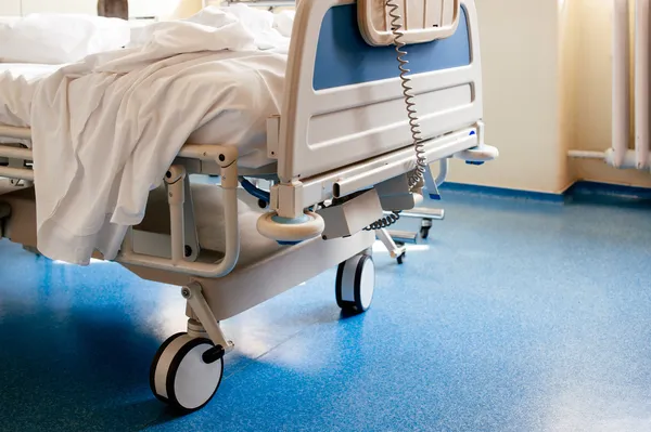 Empty hospital bed on hospital ward — Stock Photo, Image