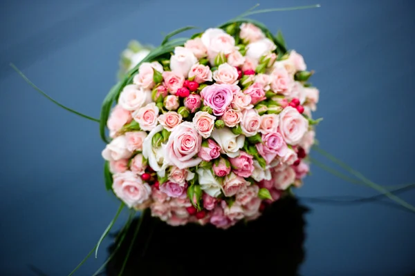 Beautiful bouquet of flowers — Stock Photo, Image