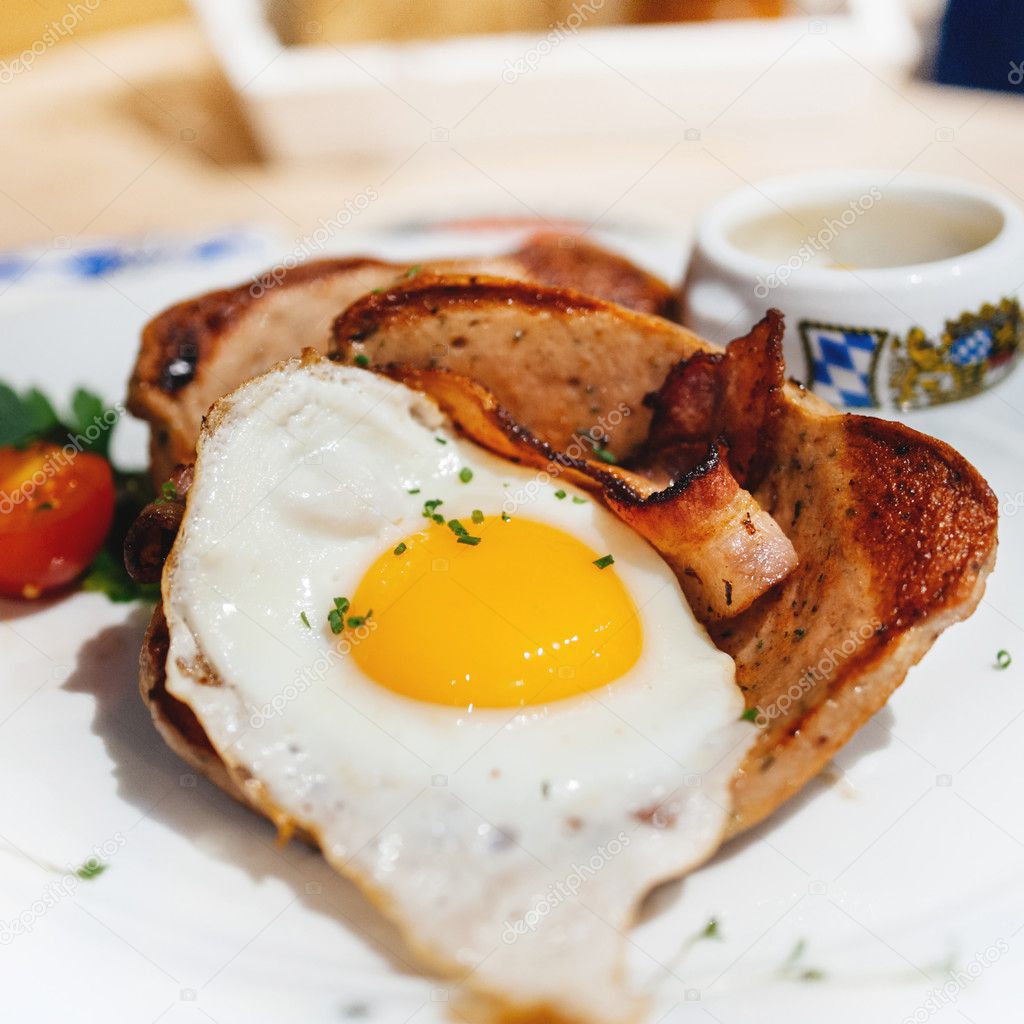 Fried egg over a bacon