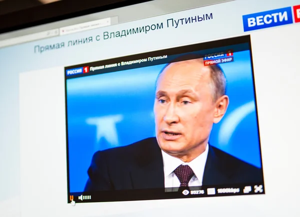 Russische president vladimir Poetin's jaarlijkse op de televisie uitgezonden inbelfunctie met — Stockfoto
