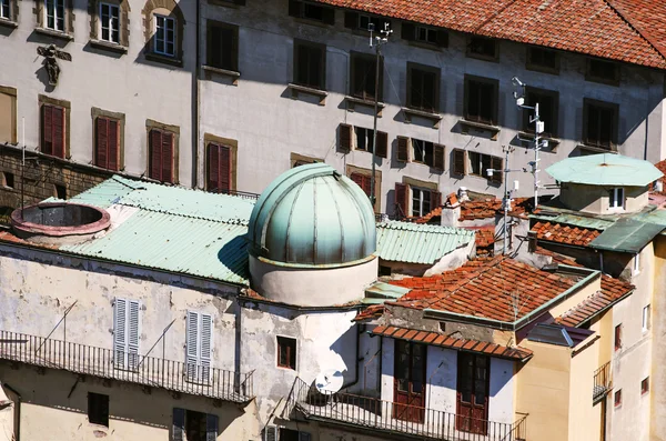 Купольний телескоп, як видно з іншого даху міста — стокове фото
