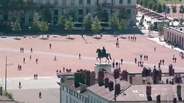 Socha na náměstí Place Bellecour a Louis Xiv — Stock video