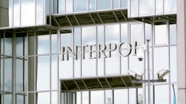 Interpol logosuna bina