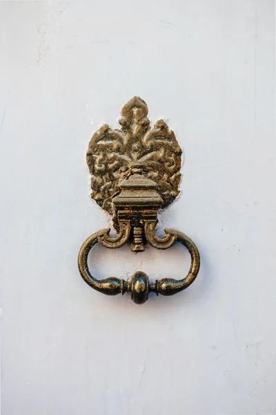 Porta de cobre vintage batedor — Fotografia de Stock