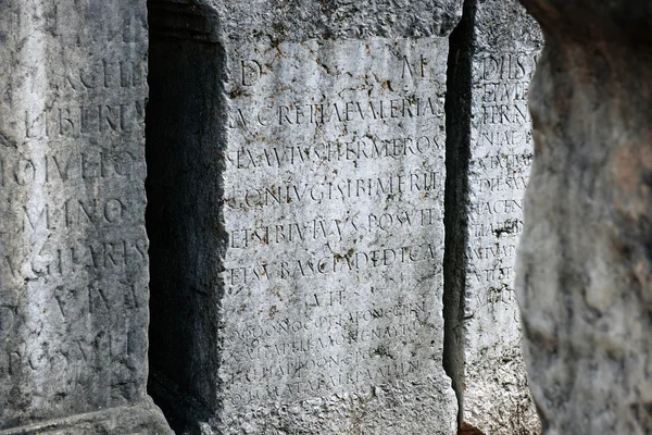 Latin inscription on tomb plate — Stock Photo, Image