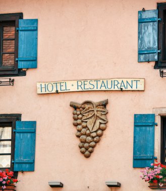 restaurnat cephe hizmet veren şarap