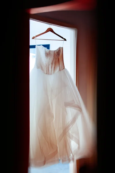 Svatební šaty v domě readdy pro velký den d — Stock fotografie