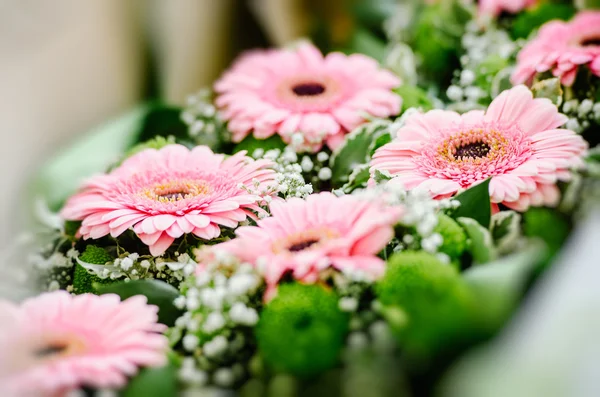 Düğün Konuklar için hazırlanan gerbera çiçekleri — Stok fotoğraf