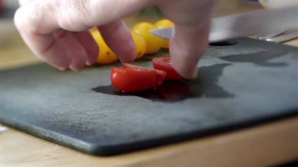 Вождь режет свежие помидоры — стоковое видео